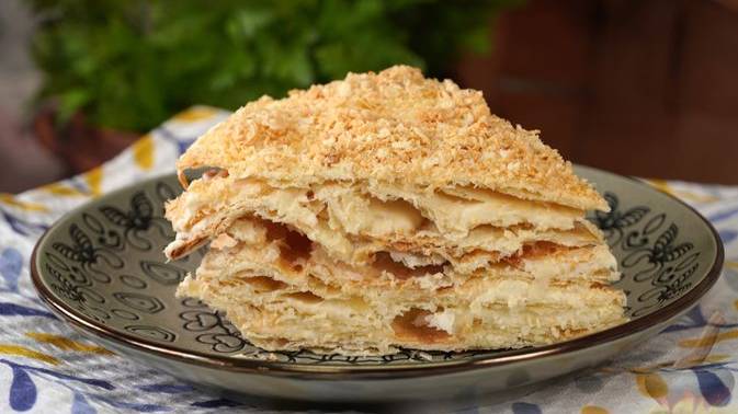 Так и рассыпается от нежности.
ТОРТ "НАПОЛЕОН" С МАСЛЯНЫМ КРЕМОМ
