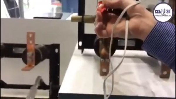 Демонстрация работы микроомметра МИКО-10 на ножевом разъединителе