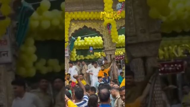 Дикая толпа индийцев в храме Кришны #путешествия #индия #кришна #travel #толпа смотреть онлайн