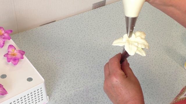 Гладиолусы на торте(крем БЗК). /Gladioli on the cake(protein custard). смотреть онлайн