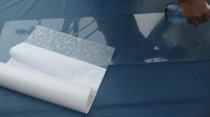 Как правильно наклеить самоклеющуюся пленку на стекло -  How to stick a self-adhesive film on glass