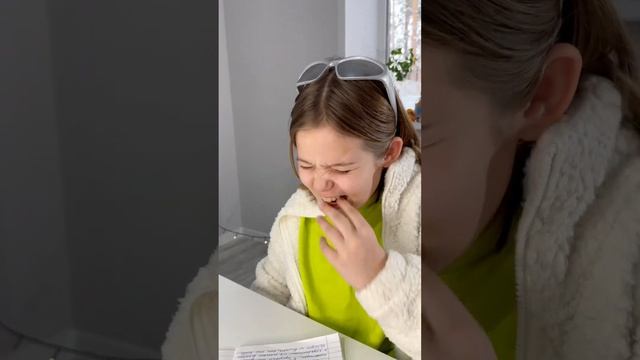 Mom uses magic to make Lera do her homework #shorts #humor #magic #family #lerochka смотреть онлайн