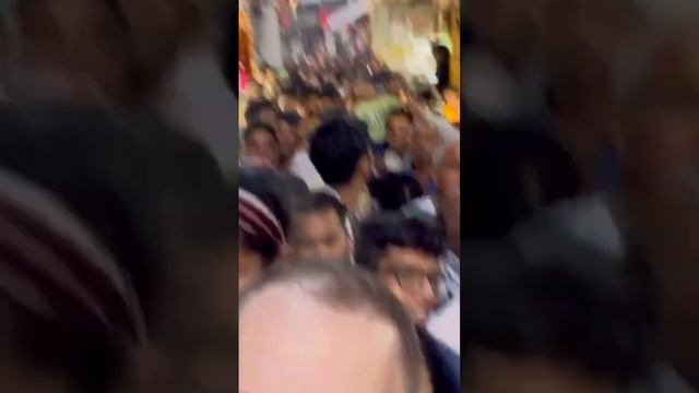 Толпа перед кришнаитским храмом #путешествия #индия #travel #вриндаван #толпа смотреть онлайн