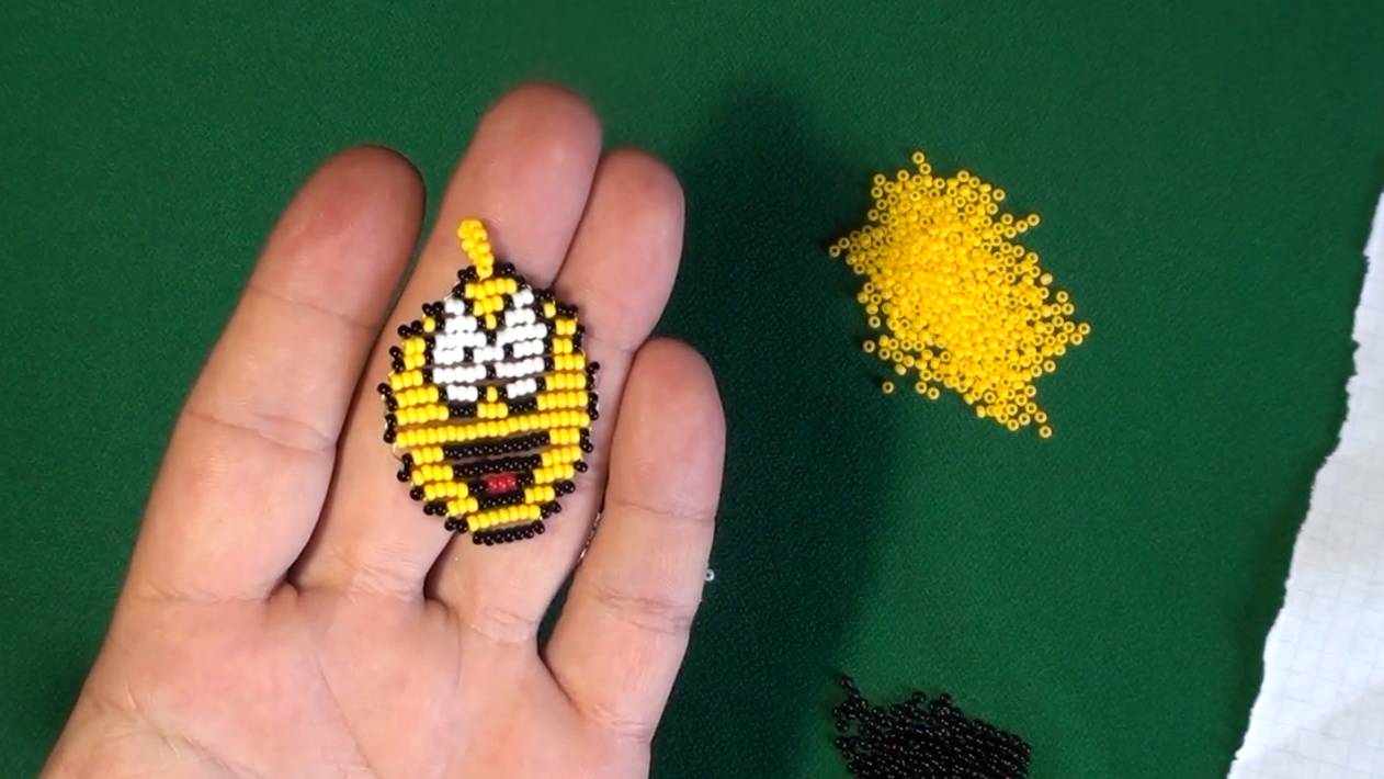 Глазастый смайлик из бисера способом параллельного плетения смотреть онлайн