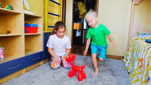 Лера и малыш Лёва играют с собакой смотреть онлайн