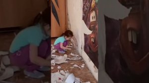 Дети делают ремонт в своей комнате