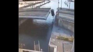 Прыжок на машине через разводной мост удается только в голливудских фильмах.