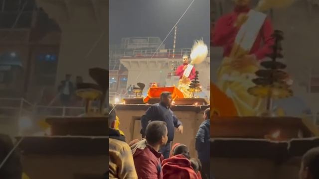 Огненный ритуал на берегу Ганга в Варанаси #колесосансары #варанаси #индия #ганг #путешествия смотреть онлайн