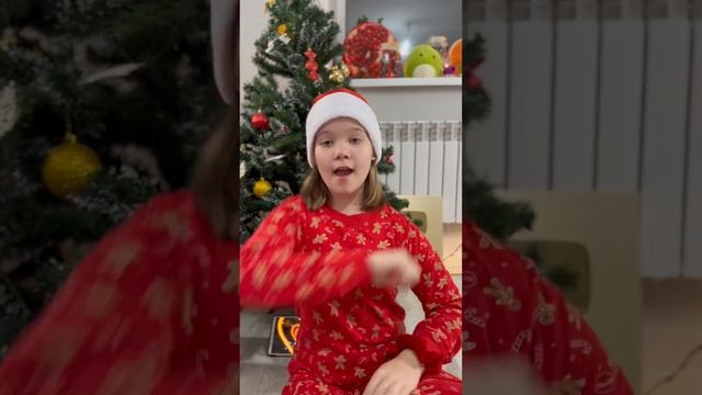 Christmas dance #trend #shorts #dance #lerochka смотреть онлайн