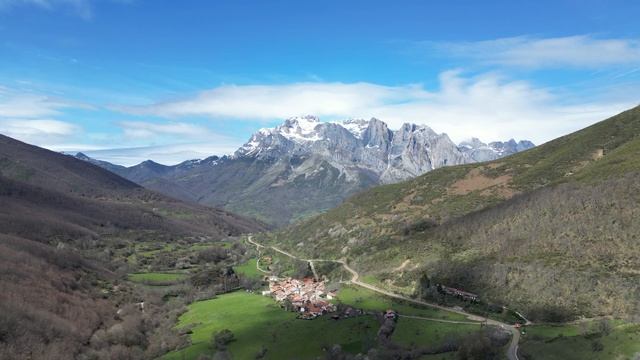 Национальный Парк Пики Европы, Испания (фрагмент, 4К, дрон DJI) - Parque Nacional de Picos de Europa смотреть онлайн