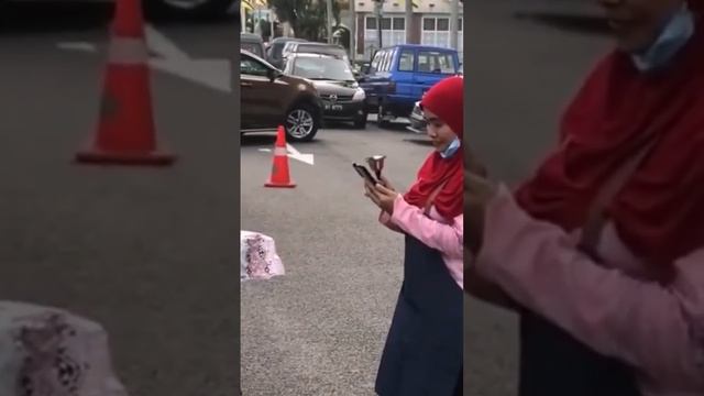 Бруней продавщица мороженного с колокольчиком #путешествия #путешествие #бруней #колокольчик смотреть онлайн