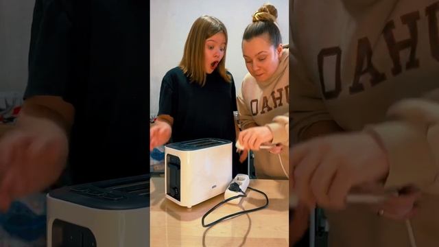 Mom blew up the toaster #shorts #joke #humor #family #mom #lerochka смотреть онлайн