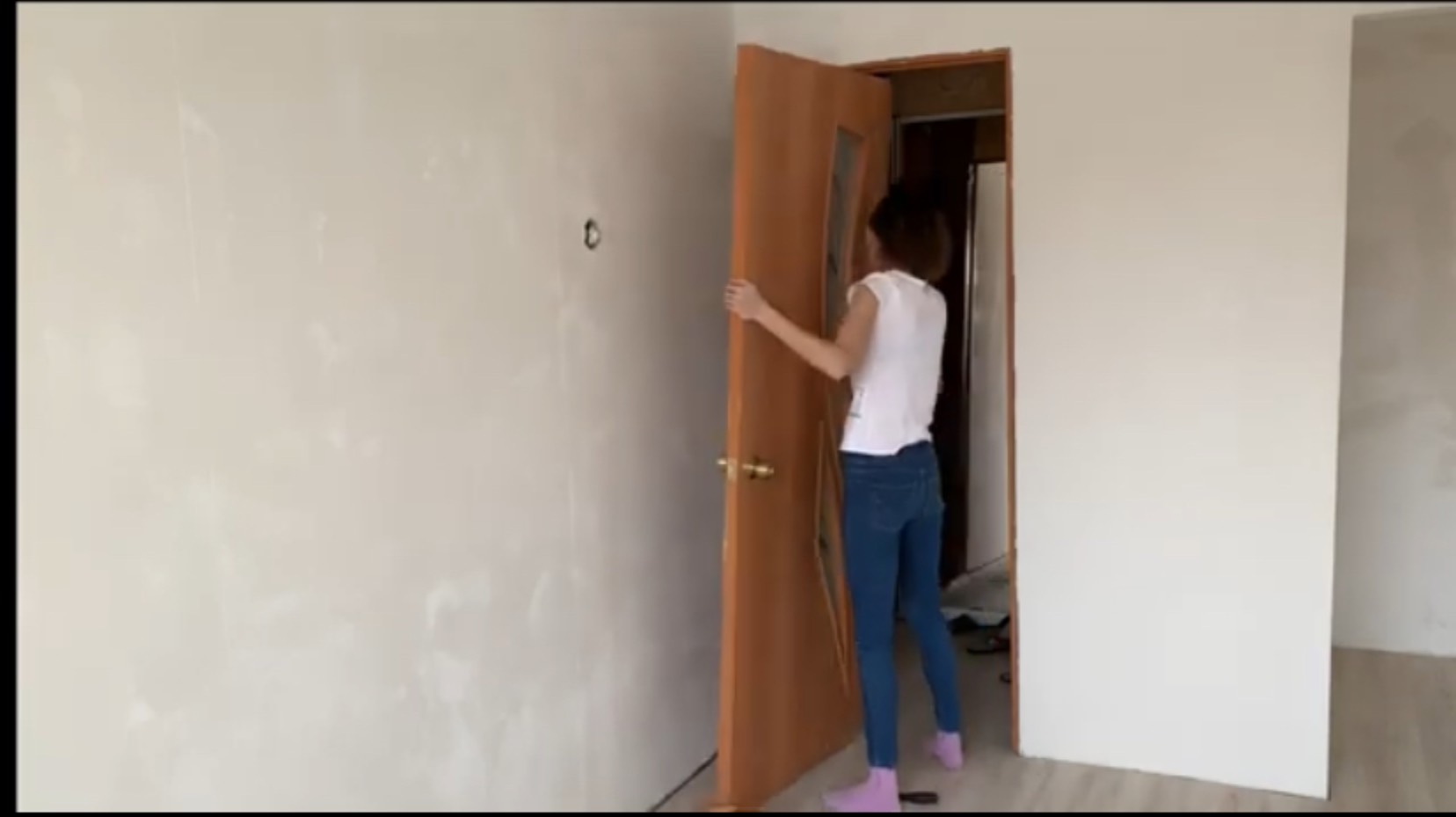 Сама снимаю меж комнатную дверь//Застелили ламинат/Бюджетный ремонт своими руками