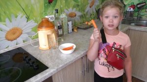 Лера делает полезные конфеты для мамы