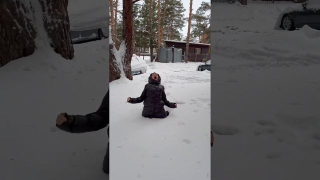It's hard to walk through the snowdrifts #winter #shorts #family #funny смотреть онлайн