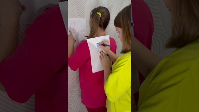 Draws on mom's back #shorts #humor #tiktok #funny #mom #play #lerochka смотреть онлайн
