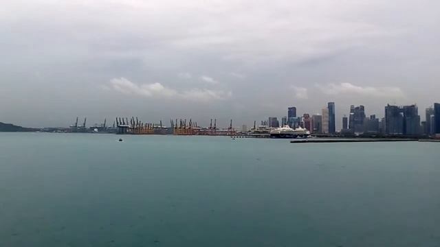 Стоим на бункеровке на рейде возле красивого Сингапура