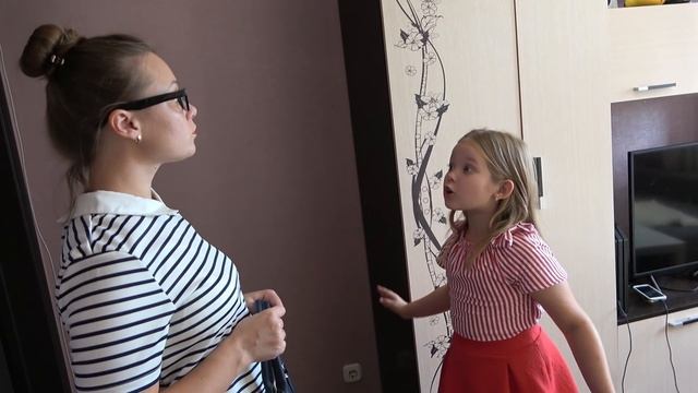Лера и мама собираются в школу смотреть онлайн