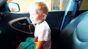 Лера показывает как правильно себя вести на улице