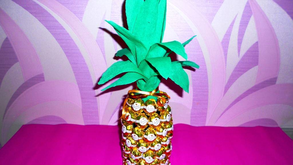 Ананас из конфет и шампанского. Новогодние поделки своими руками. смотреть онлайн