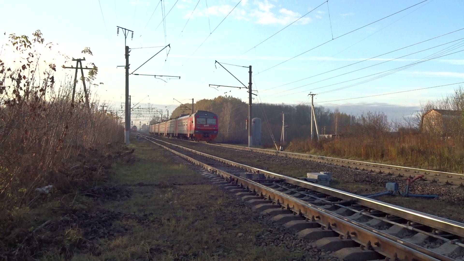 Электропоезд ЭД9Э-0037 Нижний Новгород - Арзамас прибывает на станцию Окская смотреть онлайн