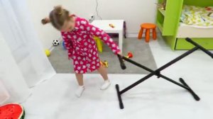 Lera and Leva play musical instruments and wake up their mother