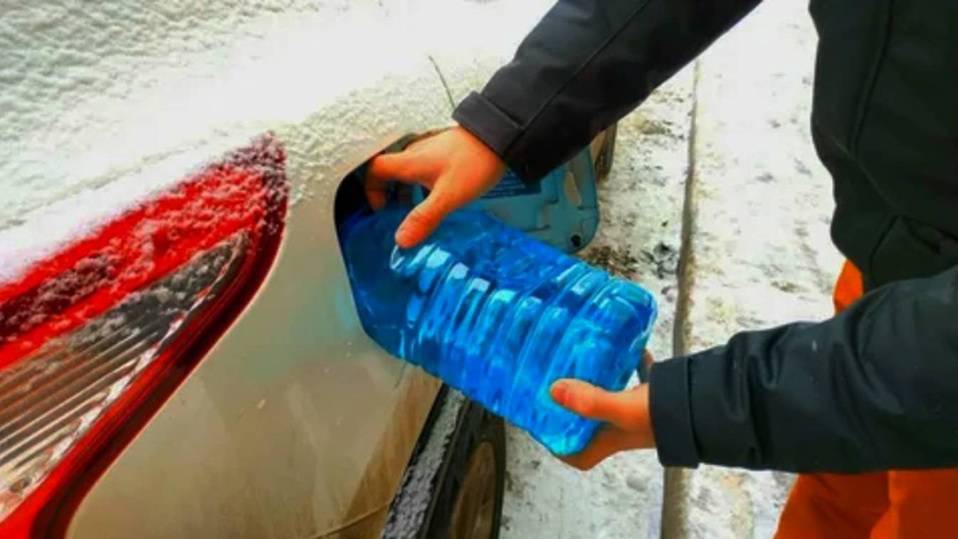 Для чего ОПЫТНЫЕ АВТОМОБИЛИСТЫ заливают в БАК это смотреть онлайн