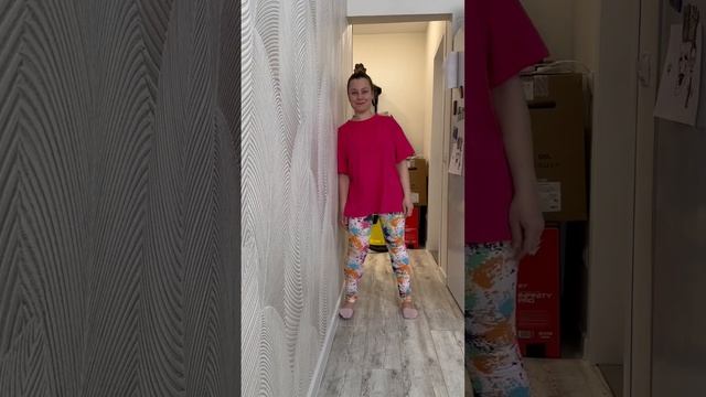 Hold the wall tight #shorts #family #tiktok #joke #humor смотреть онлайн