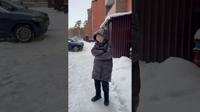 Problems due to snow #shorts #siberia #funny #lerochka смотреть онлайн