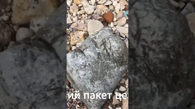Берег Богудонии усыпан артефактами прошлого #путешествия #море #богудония #таганрог #берег #цемент смотреть онлайн