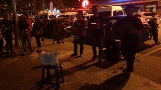 МУЗЫКА БОРНЕО | уличные музыканты Кота-Кинабалу смотреть онлайн