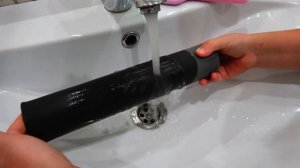 Дети помогают маме наводить порядок новым пылесосом