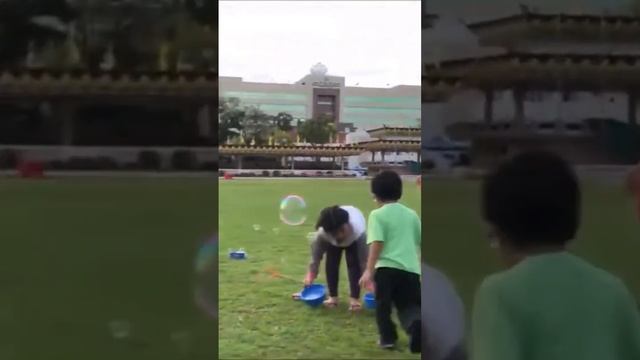 В Брунее все нормально и мыльные пузыри #путешествия #мыльныепузыри #бруней #дети смотреть онлайн