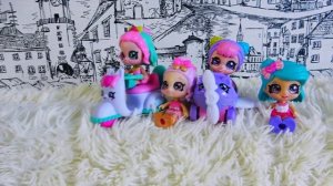 Лера и её новые подружки вместе играют на детской площадке