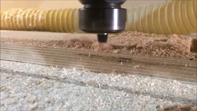 Фрезеровка фанеры трехзаходной компрессионной фрезой X3FLX12622 смотреть онлайн