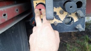 Как работают красная и чёрная кнопки на полуприцепе