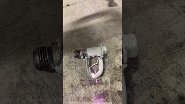 Лазерная очистка белой краски. Оборудование Pokkels F-Clean 100Вт. #shorts #лазер смотреть онлайн