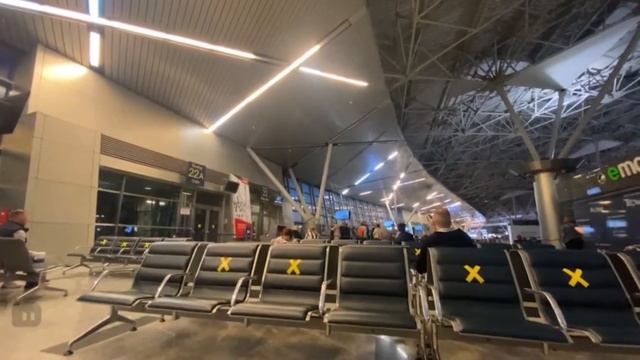 ВЖЛИНК ПОДКАТЫВАЕТ К ДЕВУШКАМ В АЭРОПОРТУ | VJLINK