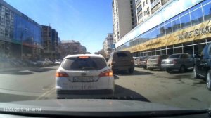 Наглец на грязном лексусе