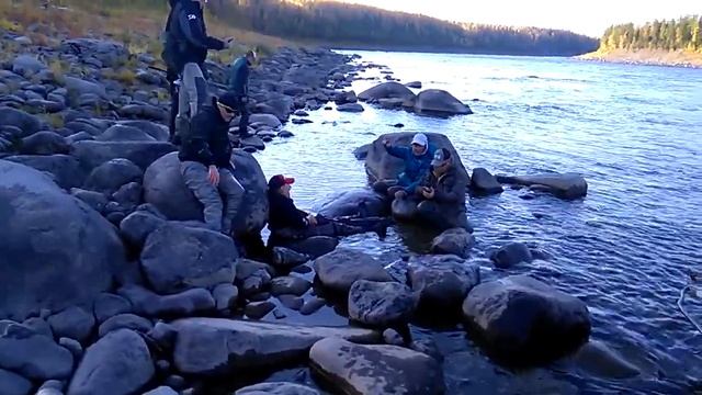 TAIMENANGELN-FLIEGENFISCHEN (Рыбалка на тайменя) FLY FISHING FOR TAIMEN