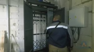 Грузовой подъемник в металлокаркасной шахте с цепным приводом