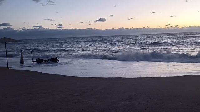 30. Снова на зиму в Абхазию. День 30, часть 3, 5.11.2024. Большие волны на закате смотреть онлайн