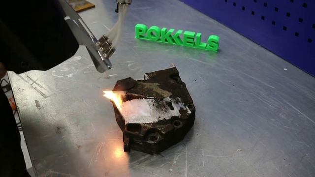 Лазерная очистка детали корпуса двигателя смотреть онлайн