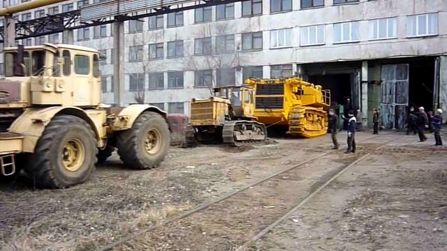 Бульдозер Т-800 тянет 120 тонн на листе. Tractors T-800 K-700 T-130 pull 120 tons.