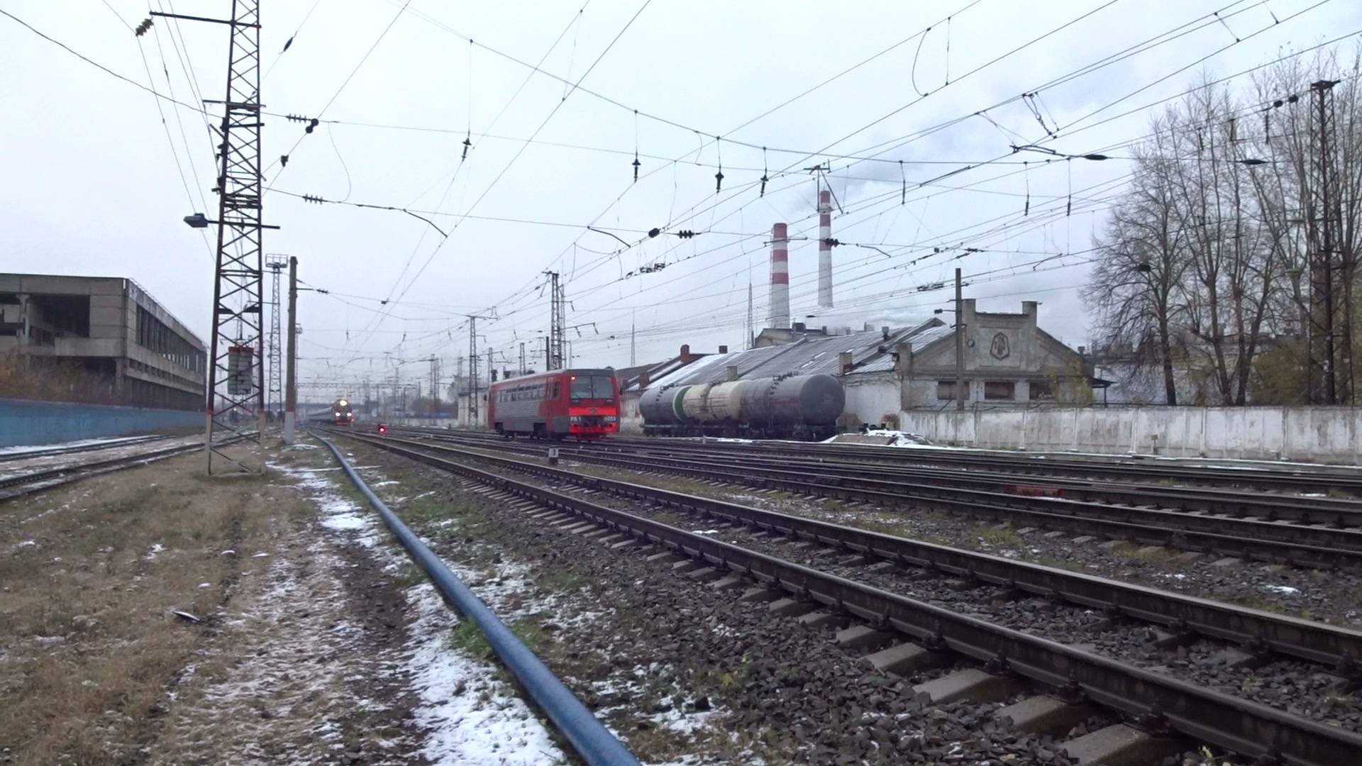 Рельсовый автобус РА1-0059 и электровоз ЭП1М-713 с пассажирским поездом смотреть онлайн