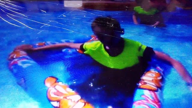 Идём купаться в бассейн. Очень хороший водный день, чтобы освежиться.