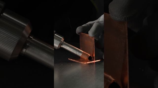 Видели такое? Лазерная сварка меди 1 мм #shorts смотреть онлайн