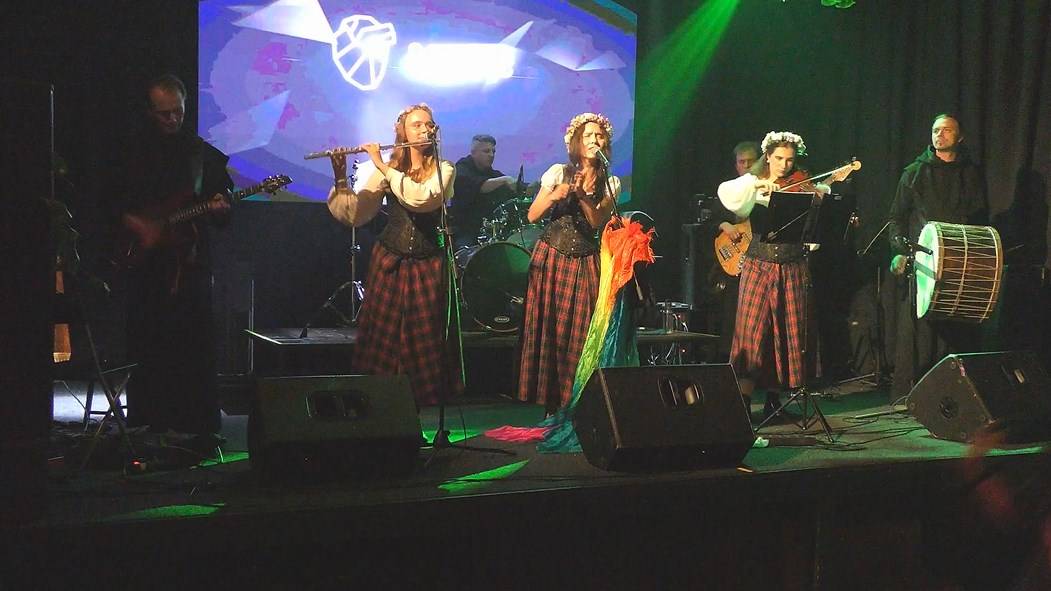 Bee Celtic - Níl Sé'N Lá + Whirl-Y-Reel (Afro Celt Sound System Cover) смотреть онлайн