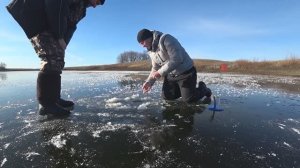 ПЕРВЫЙ ЛЁД. РЫБАЛКА НА ЩУКУ ЗИМОЙ. БЕШЕНЫЕ ПОКЛЁВКИ
