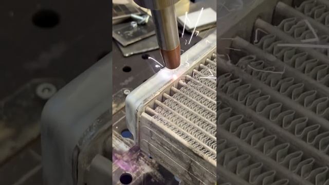 Автоматизированная лазерная сварка Pokkels на основе коллаборативного робота #shorts смотреть онлайн